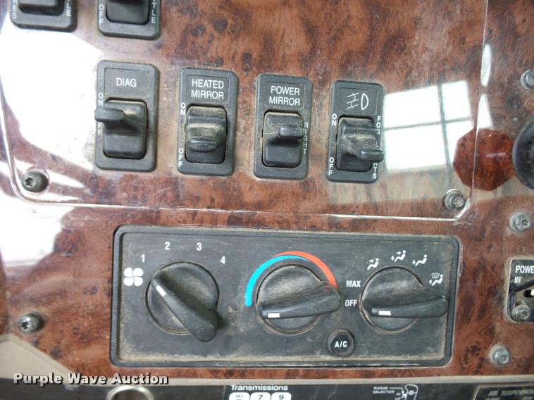 image for item L4654 2005 International 9200i semi truck