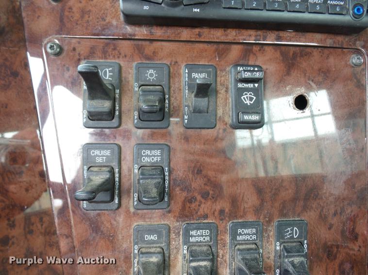 image for item L4654 2005 International 9200i semi truck