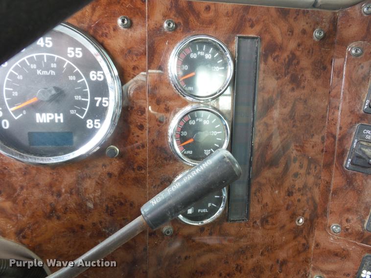 image for item L4654 2005 International 9200i semi truck