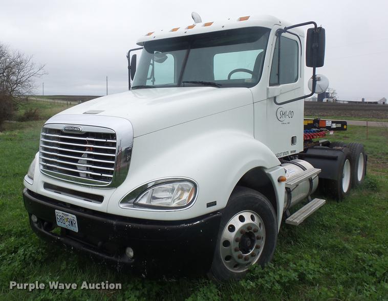 image for item L4662 2006 Freightliner Columbia semi truck