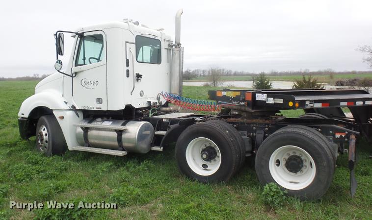 image for item L4662 2006 Freightliner Columbia semi truck