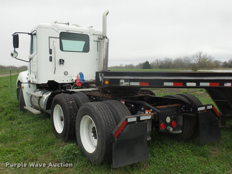 image for item L4662 2006 Freightliner Columbia semi truck