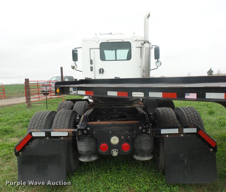 image for item L4662 2006 Freightliner Columbia semi truck