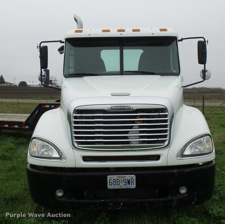 image for item L4662 2006 Freightliner Columbia semi truck