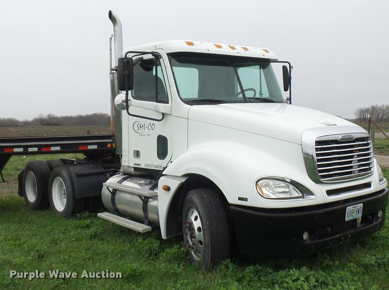 image for item L4662 2006 Freightliner Columbia semi truck