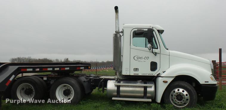 image for item L4662 2006 Freightliner Columbia semi truck