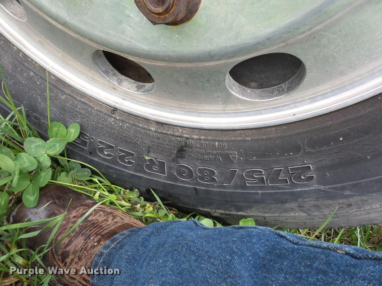 image for item L4662 2006 Freightliner Columbia semi truck