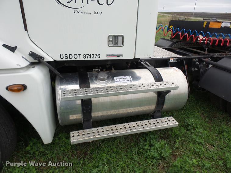 image for item L4662 2006 Freightliner Columbia semi truck