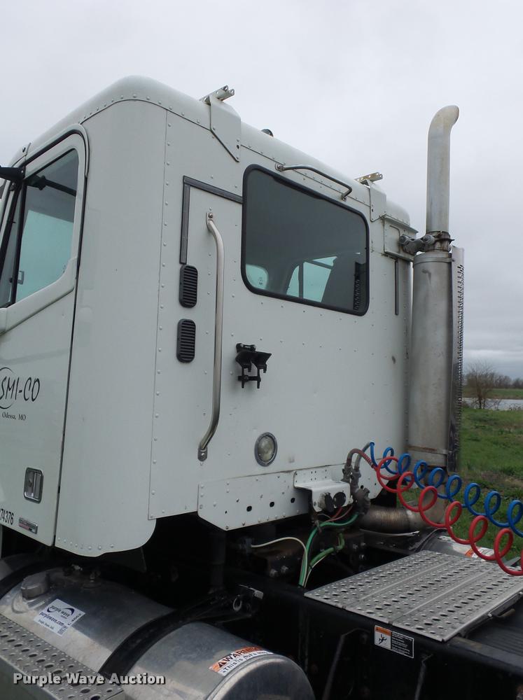 image for item L4662 2006 Freightliner Columbia semi truck