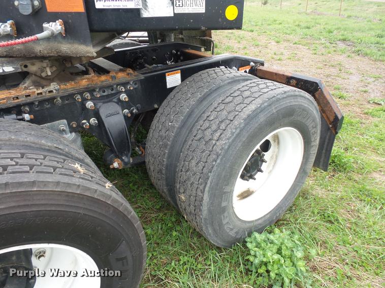 image for item L4662 2006 Freightliner Columbia semi truck