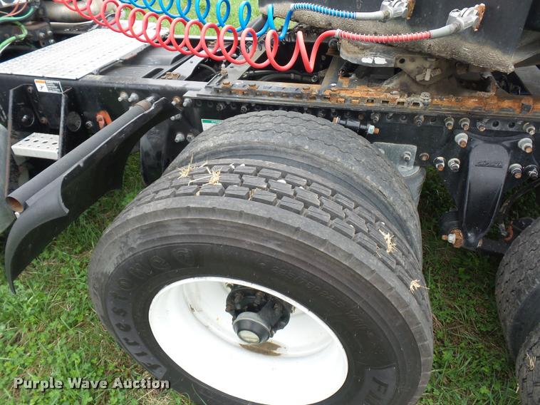 image for item L4662 2006 Freightliner Columbia semi truck