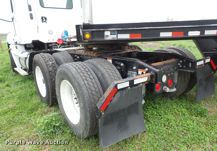 image for item L4662 2006 Freightliner Columbia semi truck