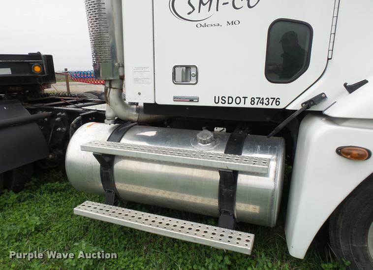 image for item L4662 2006 Freightliner Columbia semi truck