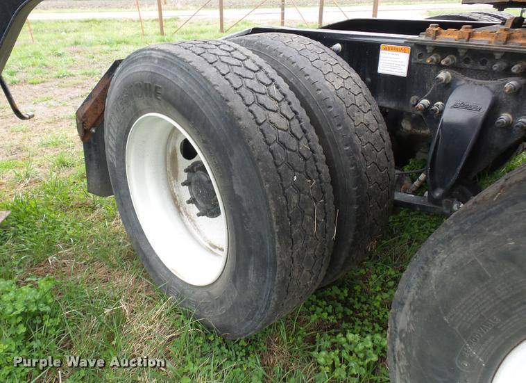 image for item L4662 2006 Freightliner Columbia semi truck