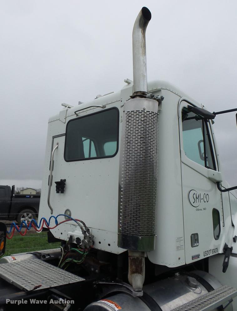 image for item L4662 2006 Freightliner Columbia semi truck