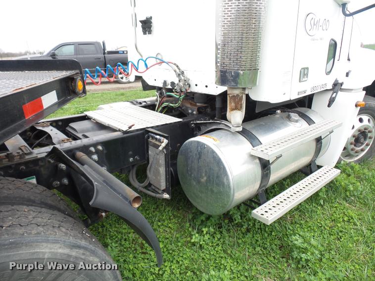 image for item L4662 2006 Freightliner Columbia semi truck