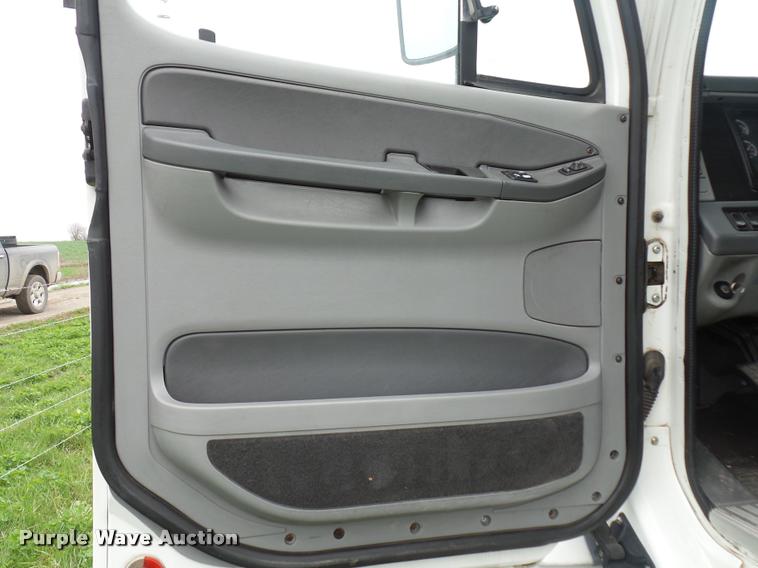 image for item L4662 2006 Freightliner Columbia semi truck