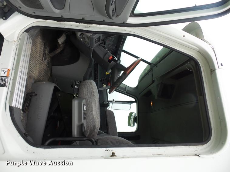 image for item L4662 2006 Freightliner Columbia semi truck