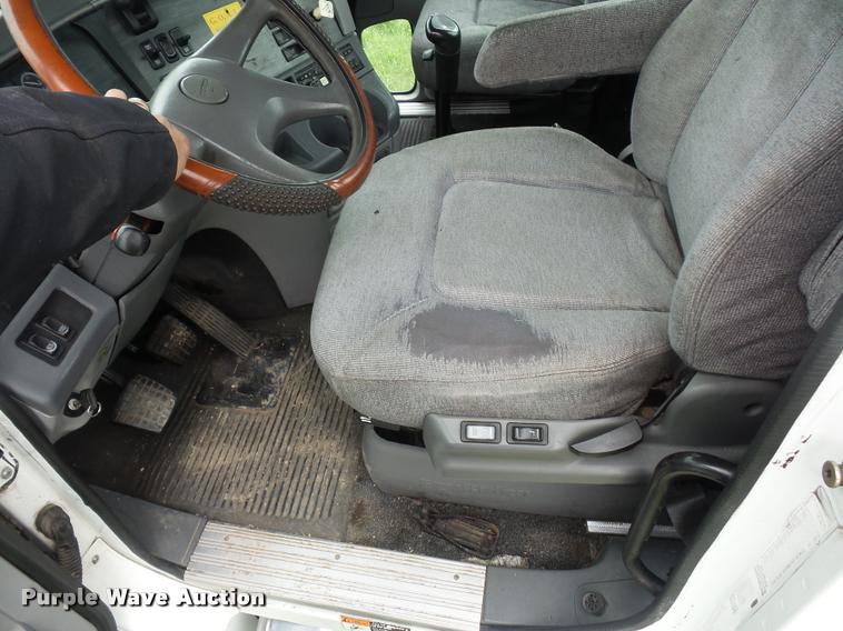 image for item L4662 2006 Freightliner Columbia semi truck