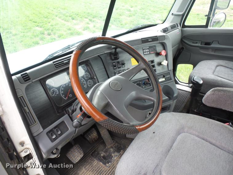 image for item L4662 2006 Freightliner Columbia semi truck