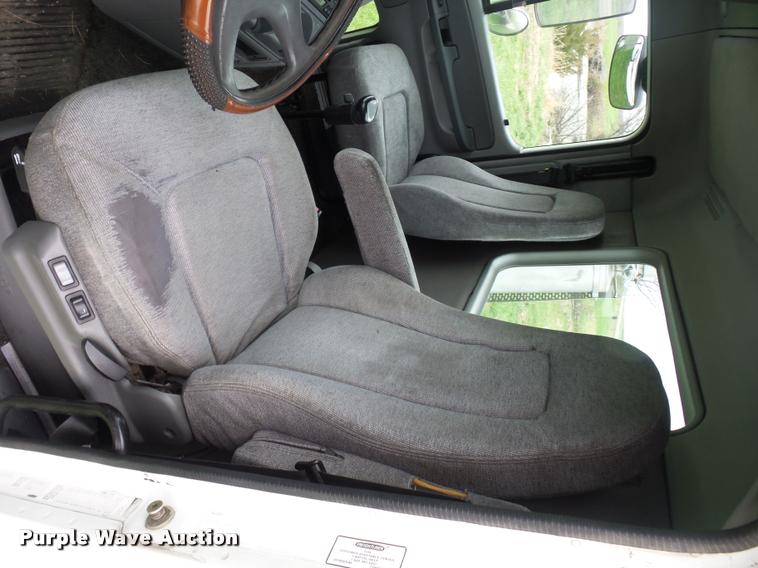 image for item L4662 2006 Freightliner Columbia semi truck