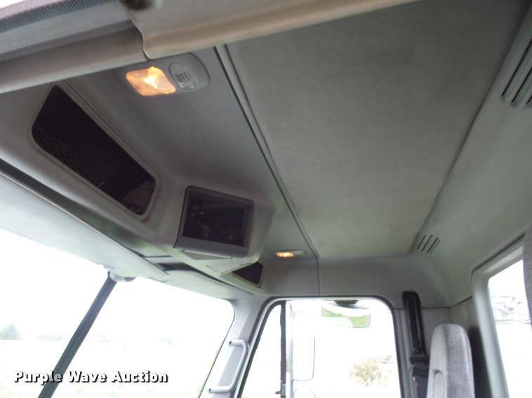 image for item L4662 2006 Freightliner Columbia semi truck