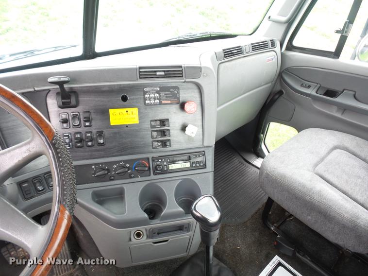 image for item L4662 2006 Freightliner Columbia semi truck