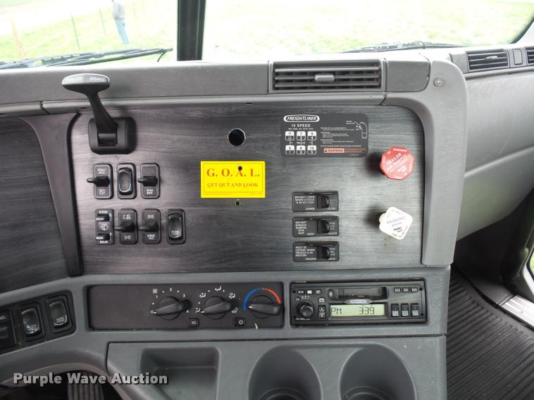 image for item L4662 2006 Freightliner Columbia semi truck