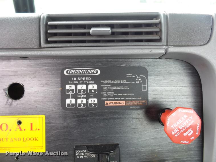 image for item L4662 2006 Freightliner Columbia semi truck