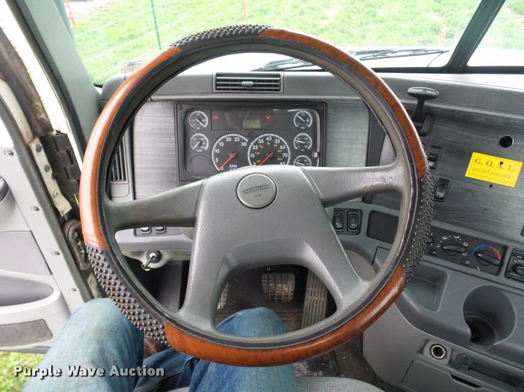 image for item L4662 2006 Freightliner Columbia semi truck