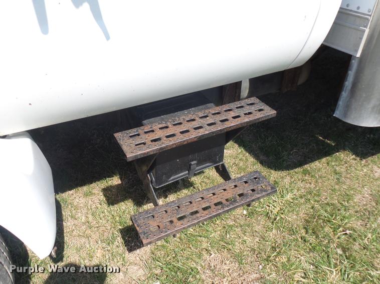 image for item BH9272 2000 Ford F750 refrigerated box truck