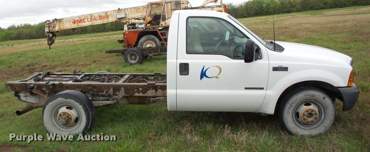 image for item BZ9704 2000 Ford F350 Super Duty pickup truck cab and chassis