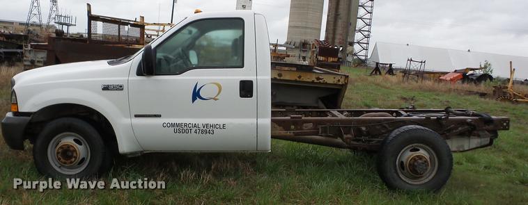 image for item BZ9704 2000 Ford F350 Super Duty pickup truck cab and chassis