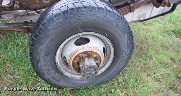 image for item BZ9704 2000 Ford F350 Super Duty pickup truck cab and chassis