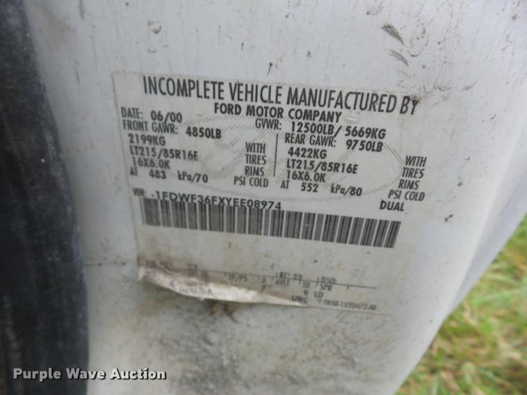 image for item BZ9704 2000 Ford F350 Super Duty pickup truck cab and chassis