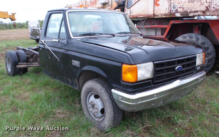 image for item BZ9705 1988 Ford F350 pickup truck cab and chassis