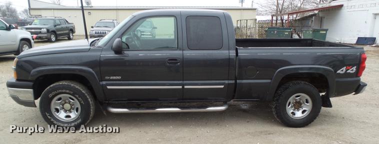 image for item CB9906 2004 Chevrolet Silverado 2500 Ext. Cab pickup truck