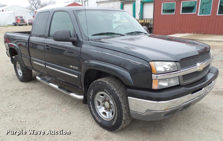 image for item CB9906 2004 Chevrolet Silverado 2500 Ext. Cab pickup truck