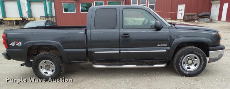 image for item CB9906 2004 Chevrolet Silverado 2500 Ext. Cab pickup truck