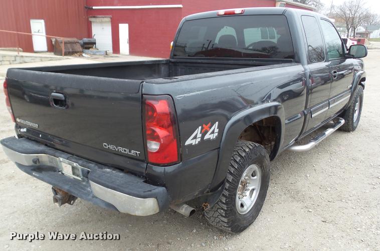 image for item CB9906 2004 Chevrolet Silverado 2500 Ext. Cab pickup truck