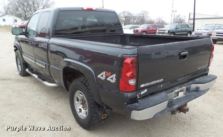 image for item CB9906 2004 Chevrolet Silverado 2500 Ext. Cab pickup truck