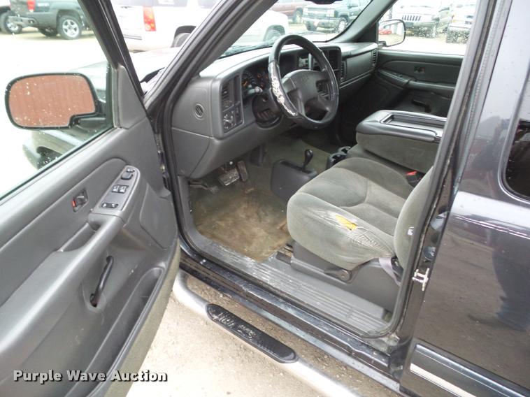 image for item CB9906 2004 Chevrolet Silverado 2500 Ext. Cab pickup truck