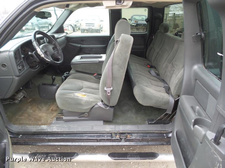 image for item CB9906 2004 Chevrolet Silverado 2500 Ext. Cab pickup truck