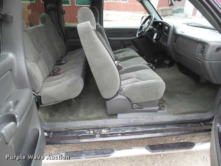 image for item CB9906 2004 Chevrolet Silverado 2500 Ext. Cab pickup truck