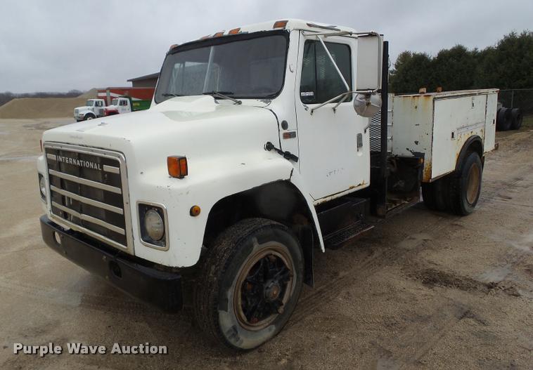 image for item CB9935 1988 International 1954 service truck with crane