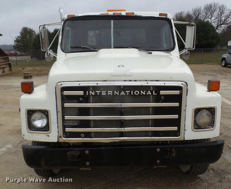 image for item CB9935 1988 International 1954 service truck with crane
