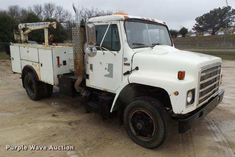 image for item CB9935 1988 International 1954 service truck with crane