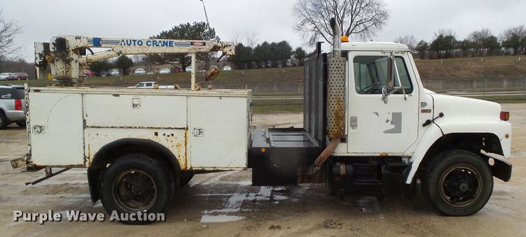 image for item CB9935 1988 International 1954 service truck with crane