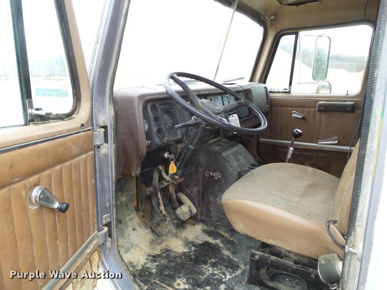 image for item CB9935 1988 International 1954 service truck with crane