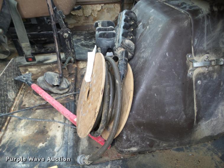 image for item CB9935 1988 International 1954 service truck with crane